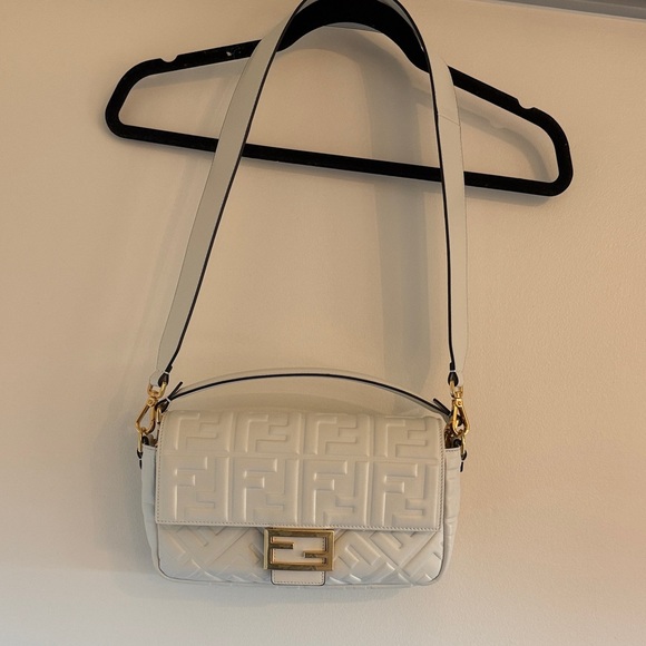 Fendi White Leather Baguette Bag - Picture 4 of 11